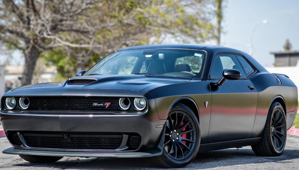 Svart Dodge Challenger